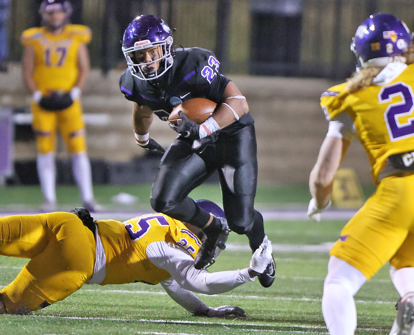JVG_211213_UWFB13